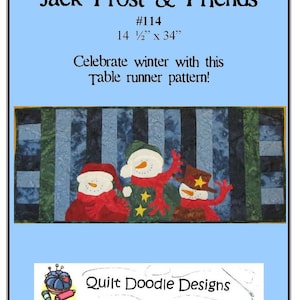 Könnte beinhalten: Ein Tischläufer-Muster mit drei Schneemännern mit roten, grünen und braunen Akzenten. Das Muster trägt den Titel "Jack Frost & Friends" und ist mit #114 nummeriert. Das Muster ist 14 1/2 Zoll mal 34 Zoll groß. Das Muster stammt von Quilt Doodle Designs.