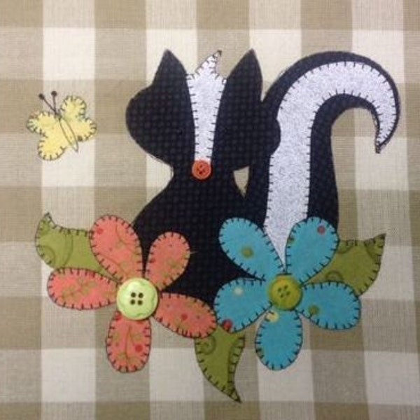 Lil' Stinker, A cute Skunk Applique PDF Pattern for Tea Towel