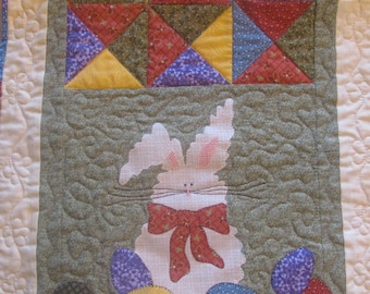 Patrón PDF de camino de mesa Fluffy Bunny de Quilt Doodle Designs