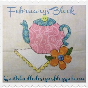 Può includere: Una teiera rosa e blu con un bottone giallo sul coperchio, un tovagliolo giallo e bianco e un fiore arancione con un bottone blu al centro. Il testo "February's Block" è in alto nell'immagine e "QuiltdoodleDesigns.blogspot.com" è in basso.