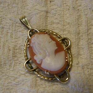 Vintage shell cameo pendant in pretty gold setting