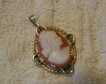 Vintage shell cameo pendant in pretty gold setting