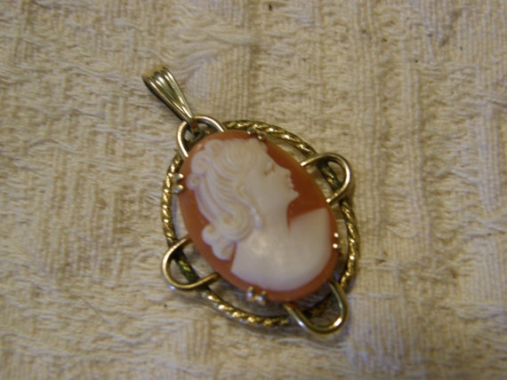 Vintage shell cameo pendant in pretty gold setting - image 1