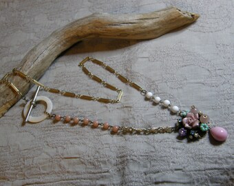 Artisan ouvré collier d'assemblage de vintage et de conclusions antiques.