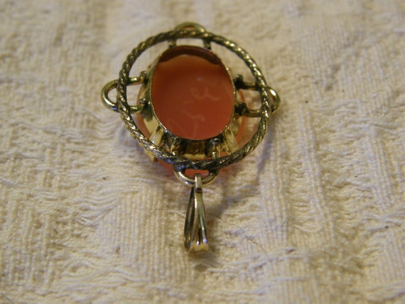 Vintage shell cameo pendant in pretty gold setting - image 3