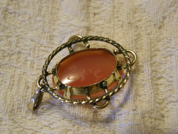 Vintage shell cameo pendant in pretty gold setting - image 2