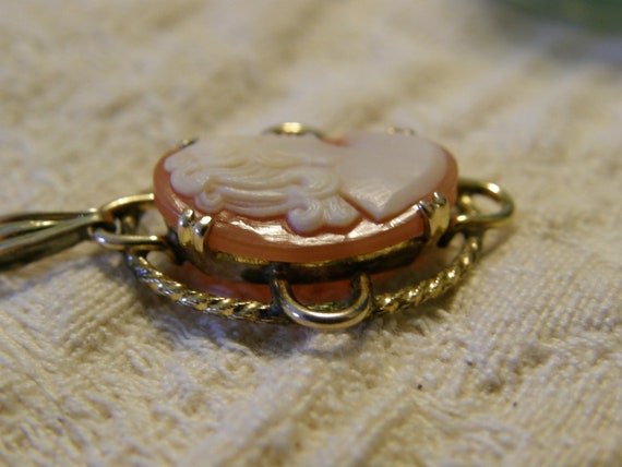 Vintage shell cameo pendant in pretty gold setting - image 4