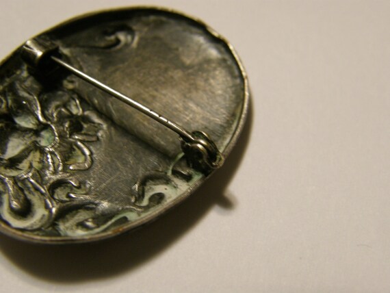 Victorian silver Repousse brooch - image 4