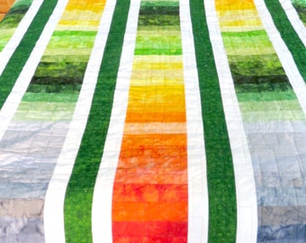KIng o queen Quilt, Machine Pieced y Machine Quilted en sombras de verde, naranja, amarillo y gris