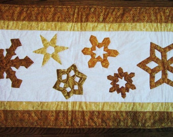 Acolchado Winter Snowflake Table Runner Oro Metálico y Blanco