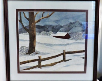Escena de nieve acolchada hecha a mano enmarcada profesionalmente 19 1/2" W x 18" T Paper Pieced Quilt Escena de Nueva Inglaterra con árboles y granero en la nieve