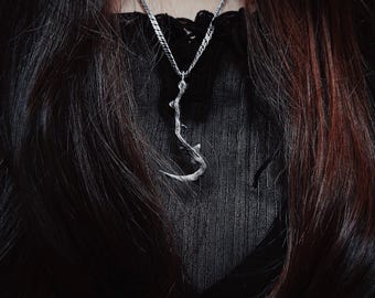 Collana gotica macabra in argento con falce truce