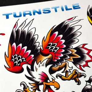 Puede incluir: Una hoja de flash de tatuaje tradicional con un gran águila con alas rojas, naranjas y negras. La palabra "TURNSTILE" está en la parte superior en azul, con otros diseños y frases como "BACK PRESSURE TO SUCCEED".