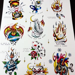 Op de afbeelding: Een verzameling van 12 kleurrijke tattoo-flashontwerpen. De ontwerpen omvatten een ​​phoenix, een roos, een hart, een klok, een hand, een duif, een droomvanger, een brief, een dolk, een speelkaart en een wereld. De ontwerpen zijn allemaal in een traditionele tattoo-stijl.