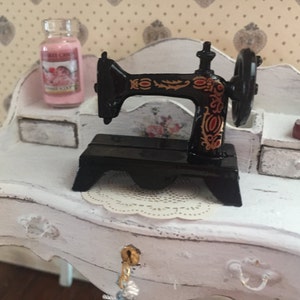 Miniature Sewing Machine, Black Metal Table Top Vintage Style Sewing Machine, Dollhouse Miniature, 1:12 Scale, Dollhouse Accessory, Crafts