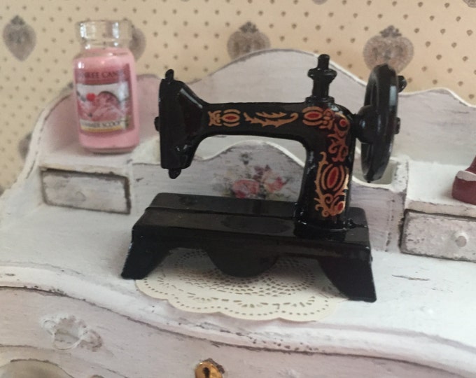 Miniature Sewing Machine, Black Metal Table Top Vintage Style Sewing Machine, Dollhouse Miniature, 1:12 Scale, Dollhouse Accessory, Crafts