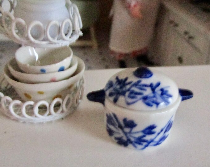 Miniature Blue and White Delft Look Casserole Bowl With Removable Top, Miniature Serving Dish, Style #08, Dollhouse Miniature, 1:12 Scale