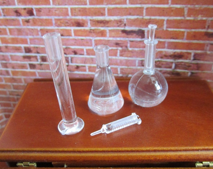 Miniature Beakers And Injector Set, 4 Pieces, Mini Beaker Bottles, Dollhouse Miniatures, 1:12 Scale, Dollhouse Decor, Accessory, Crafts