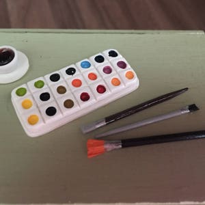 Miniature Paint Palette and Brushes Set, Dollhouse Miniatures, 1:12 Scale, Mini Paints, Mini Paint Brushes, Dollhouse Decor, Accessories