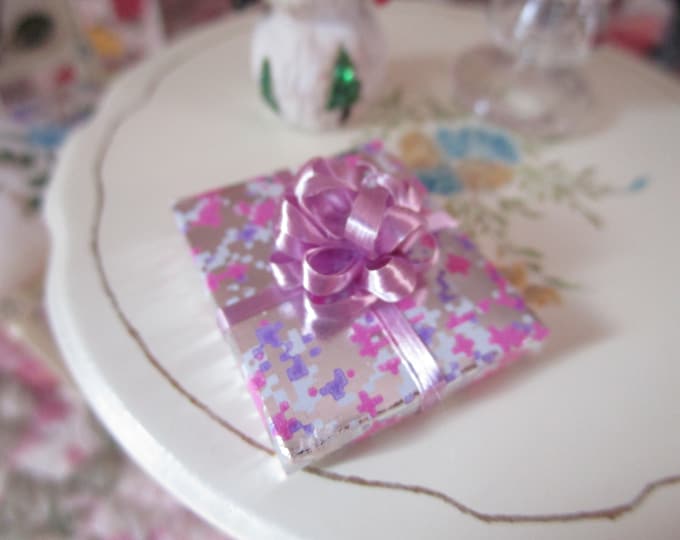 Miniature Wrapped Gift, Mini Lavender Pink Silver Wrapped Gift With Bow, Dollhouse Miniature, Style #08, 1:12 Scale, Dollhouse Decor