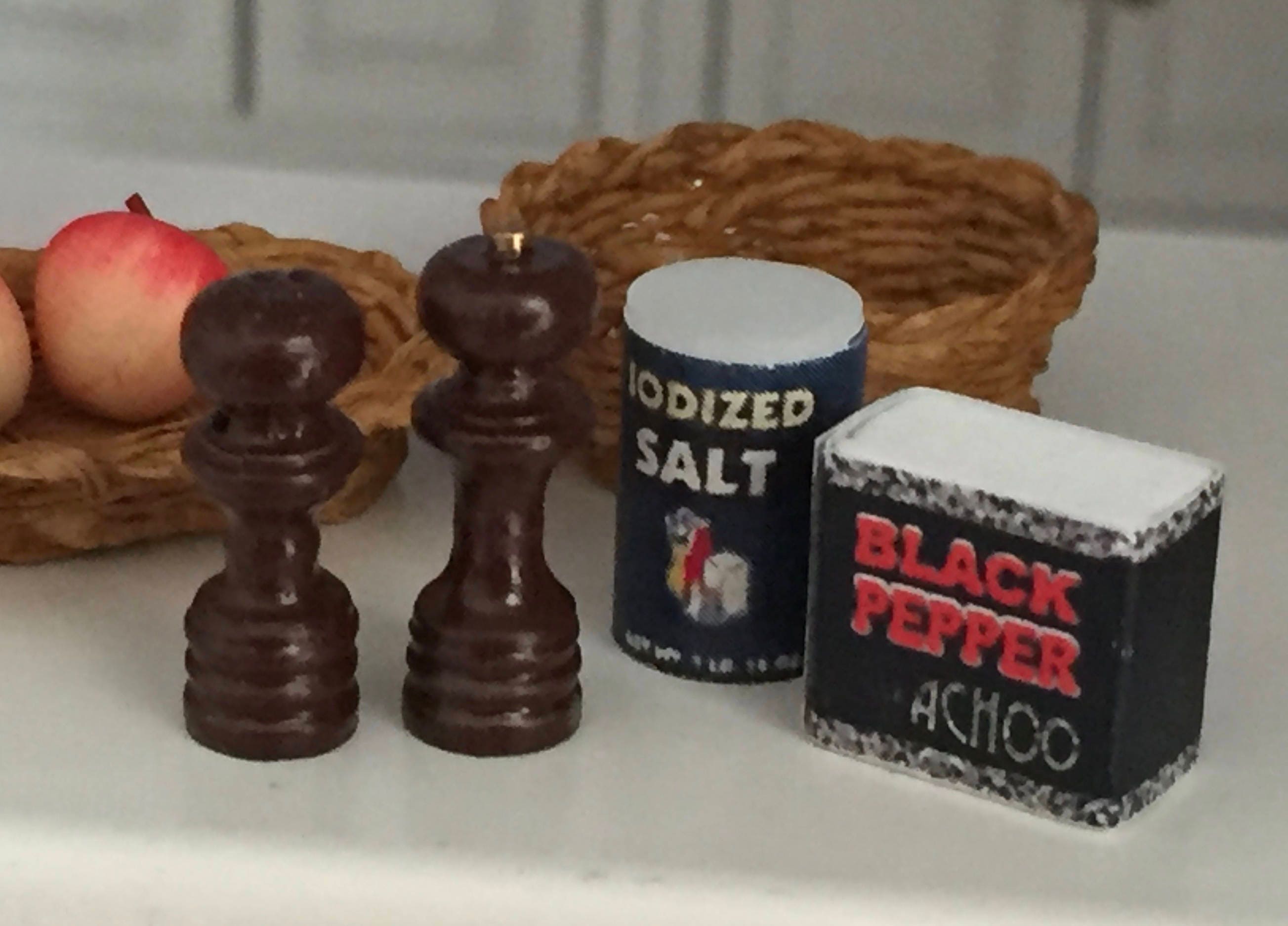 Miniature Salt Shaker and Pepper Mill Grinder, Dollhouse Miniatures, 1