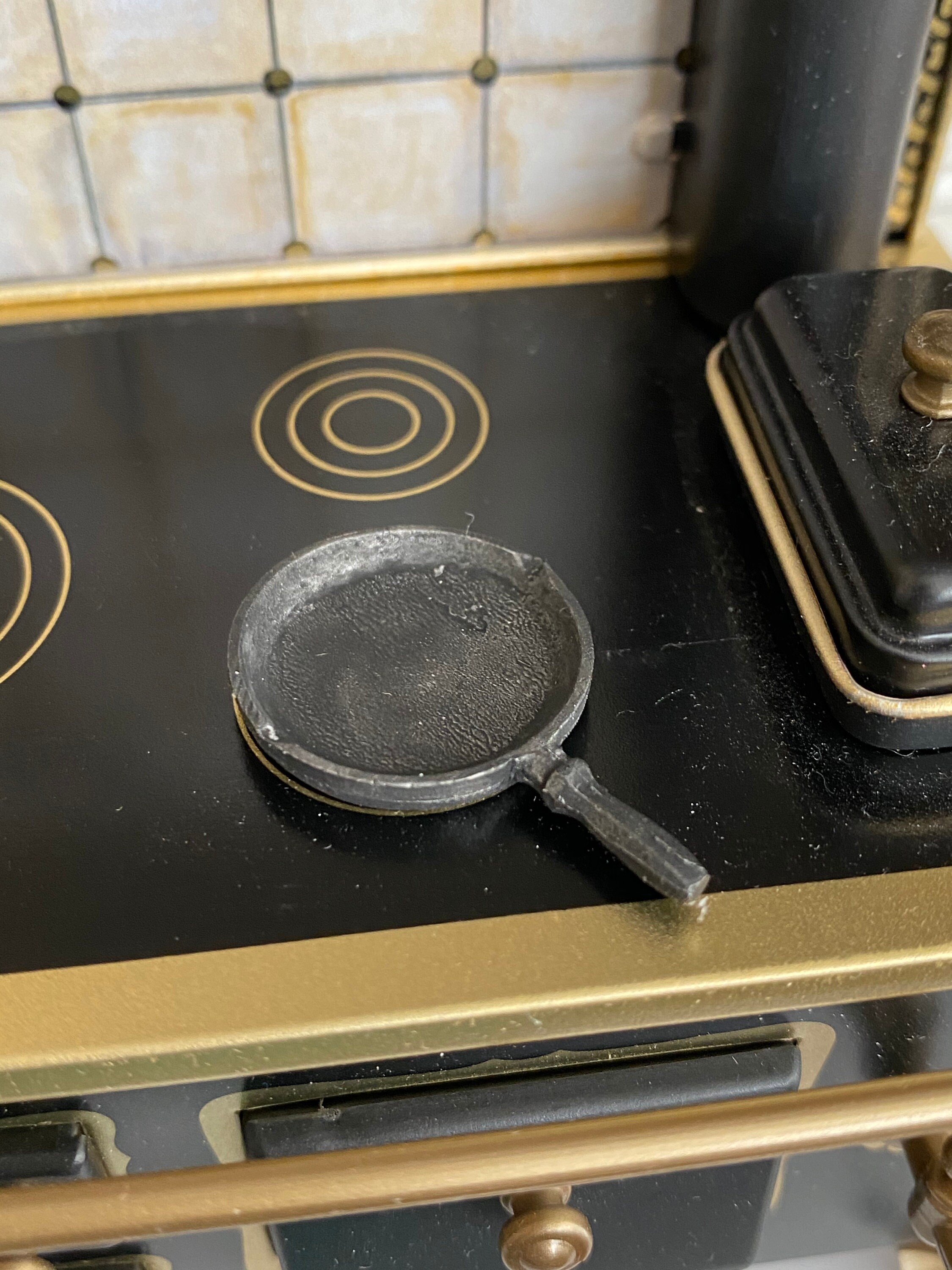 Miniature Frying Pan, Cast Iron Look Hex Handle Skillet, Dollhouse