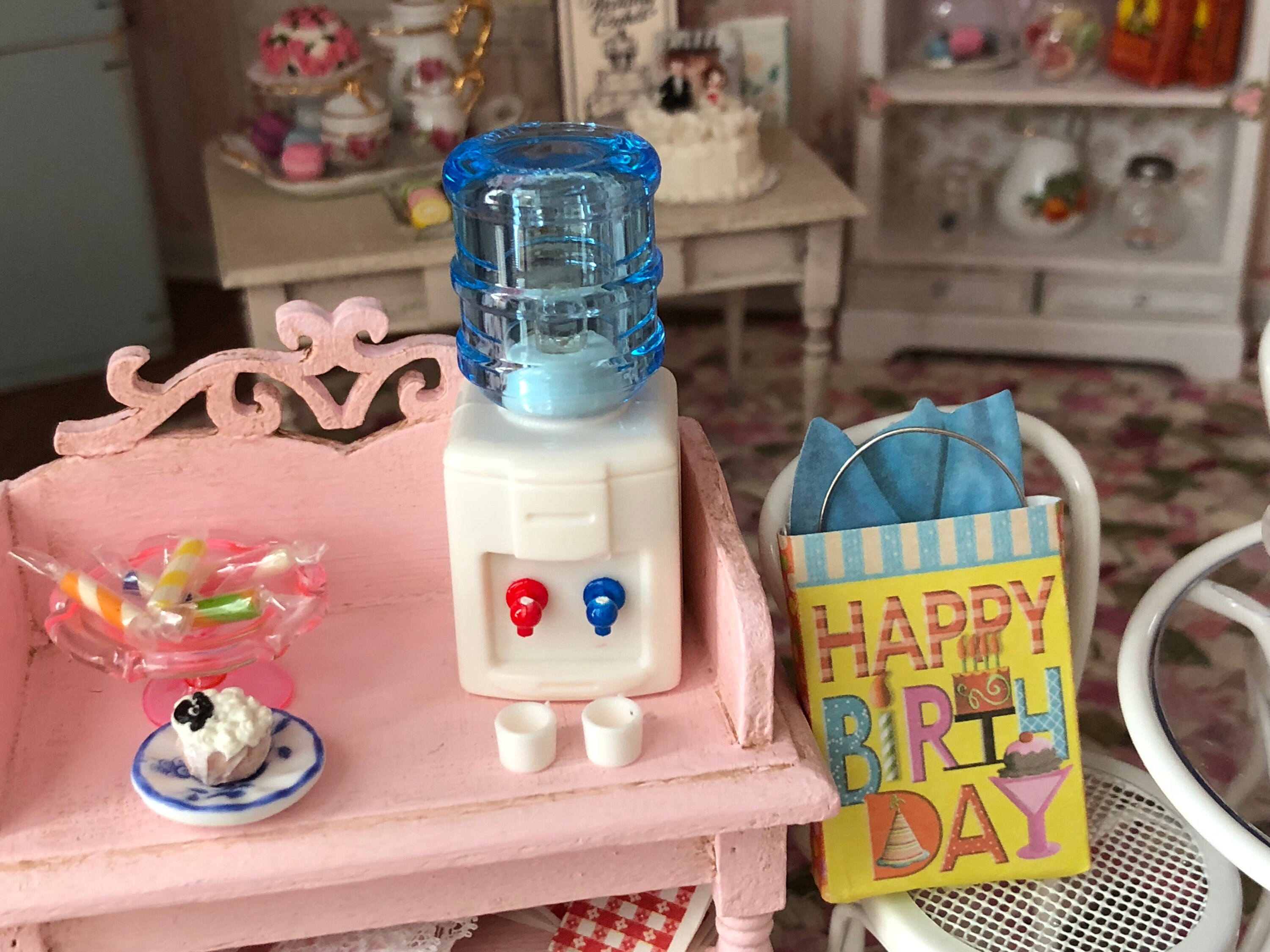 Miniature Water Cooler, Mini Cooler with 2 cups, Dollhouse Miniatures