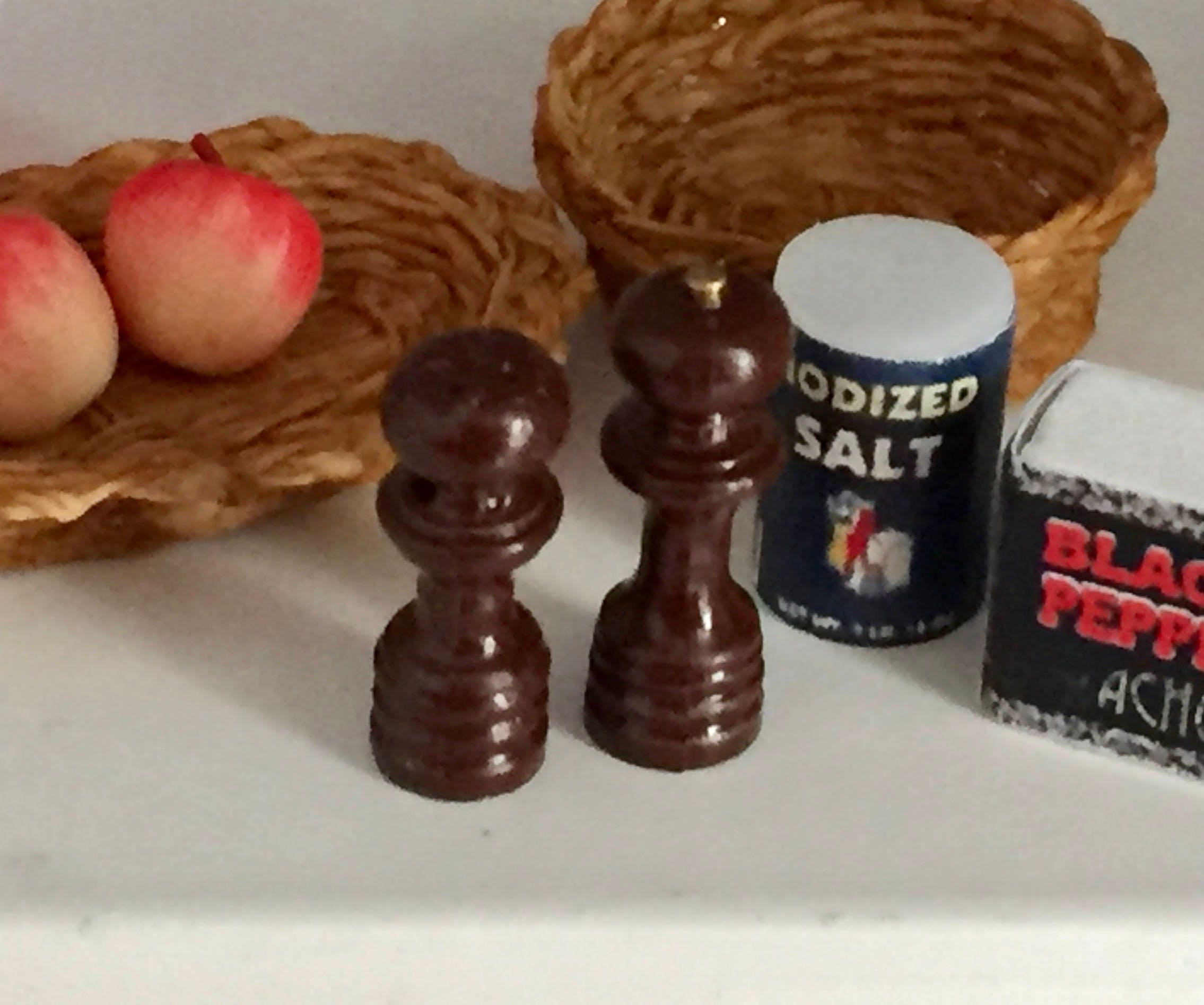 Miniature Salt Shaker and Pepper Mill Grinder, Dollhouse Miniatures, 1