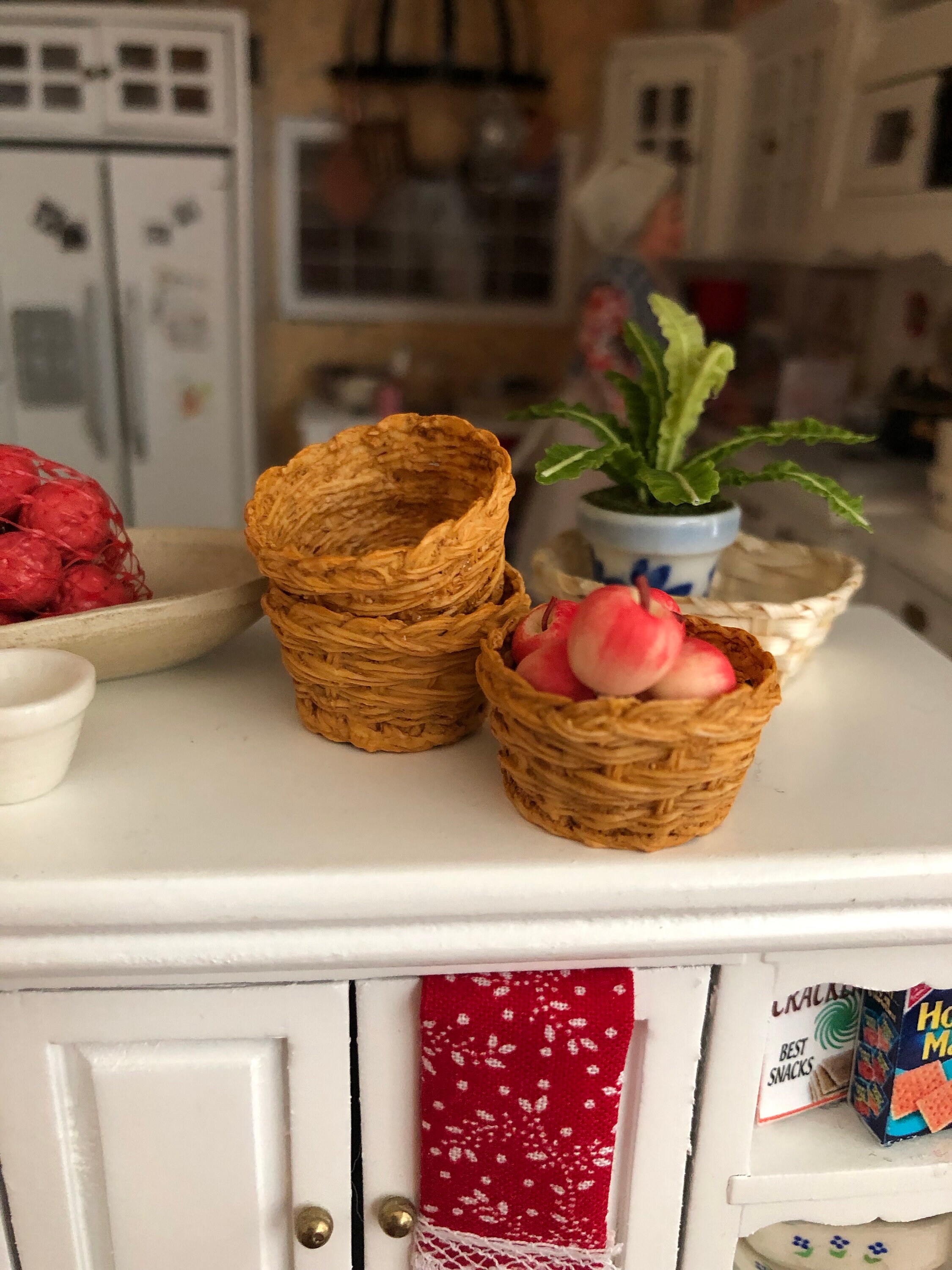 Miniature Basket, Round Basket, Style 72, Dollhouse Miniature, 112