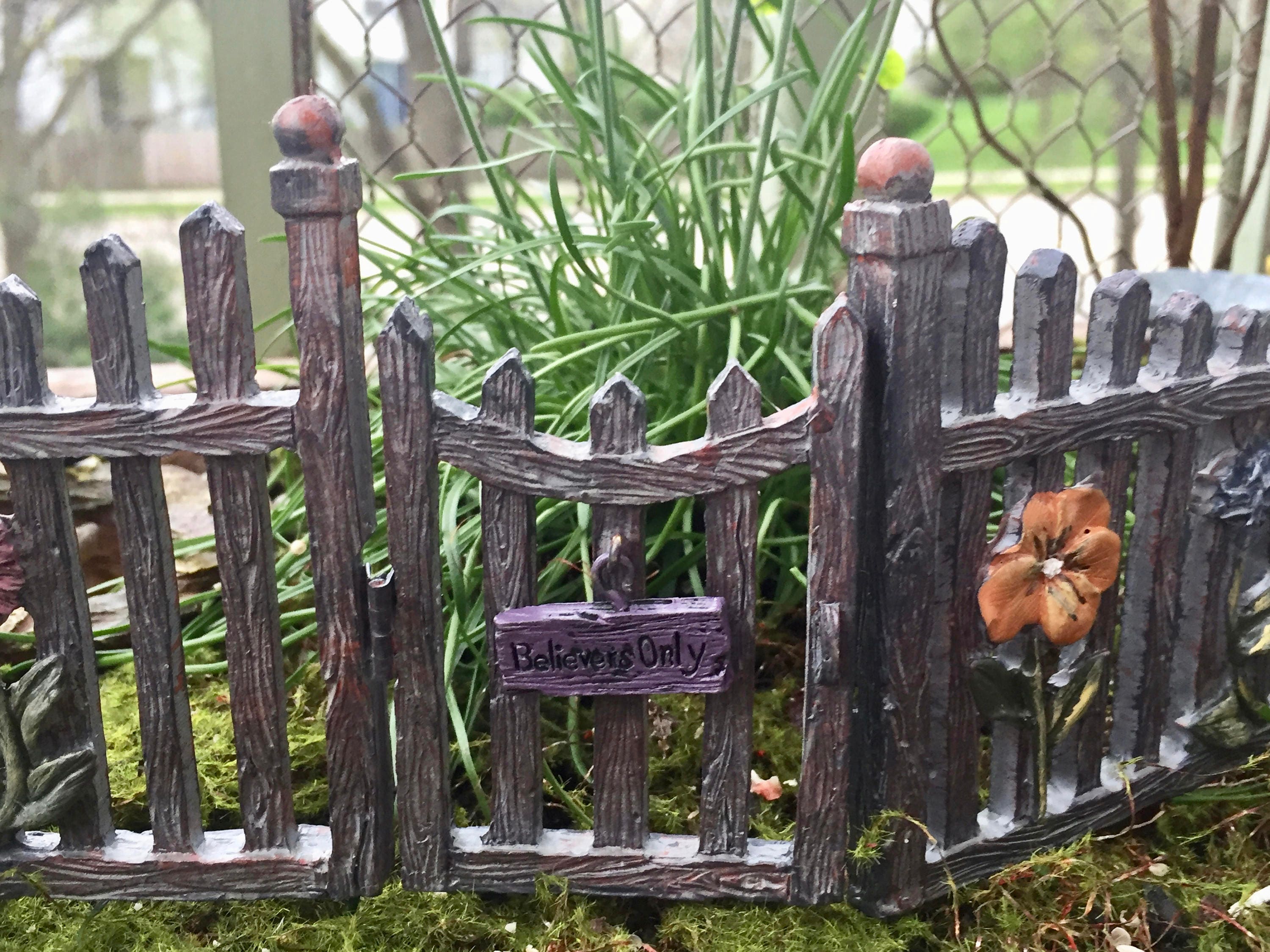 Miniature Fairy Gate And Fence Hinged Door With Welcome Sign Miniature Fairy Gate And Fence Hinged Door With Welcome Sign Garden Accessory Decor Gardening