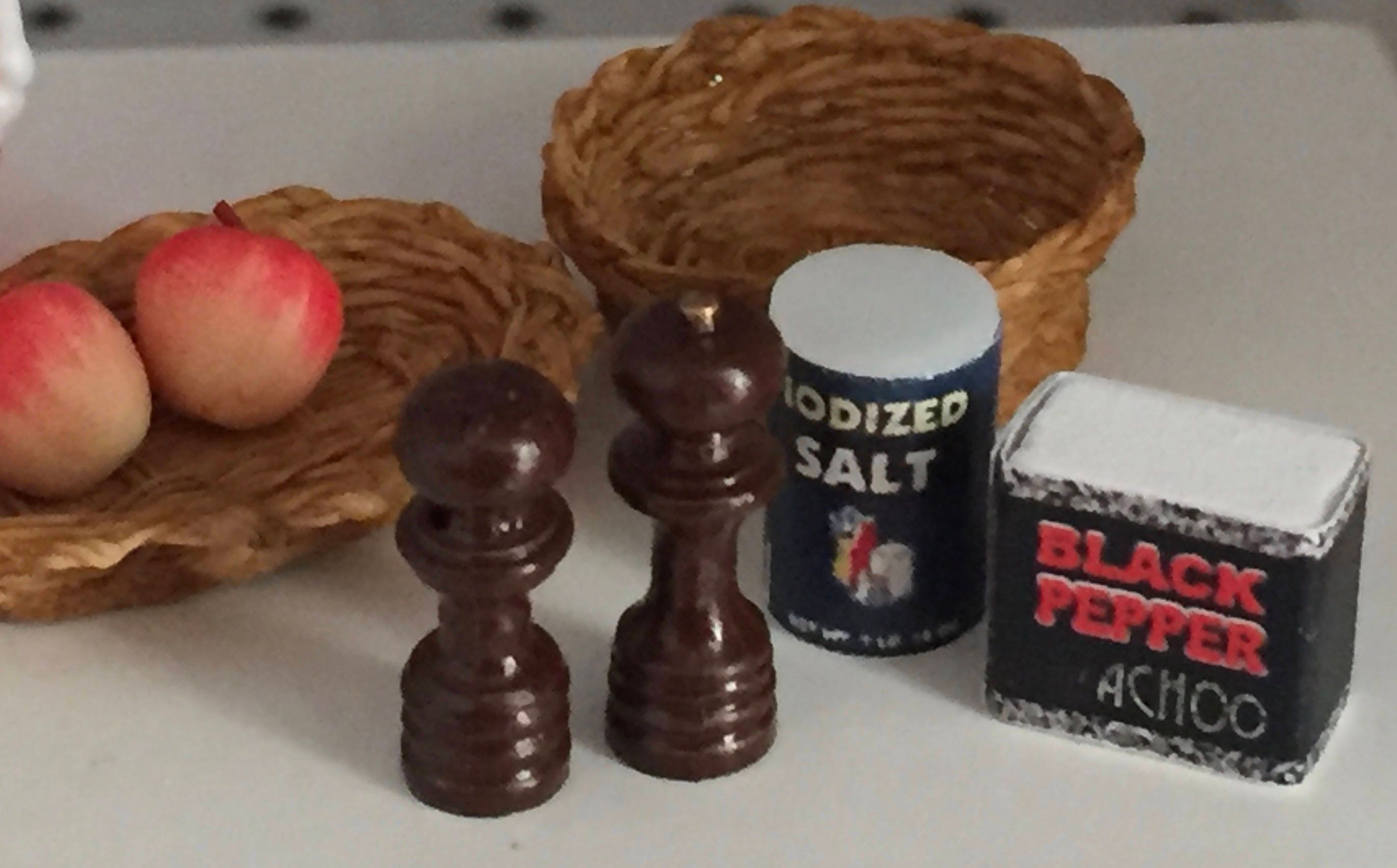 Miniature Salt Shaker and Pepper Mill Grinder, Dollhouse Miniatures, 1