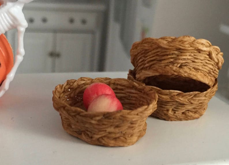 Miniature Dollhouse Handmade accessory Fruit Basket Bamboo Round Wicker 1:12