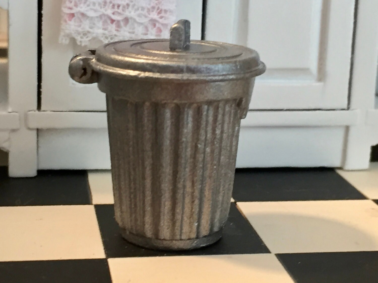 1:12 Dollhouse Miniature Furniture Home Garden Trash Can Garbage Bin Silver 1:12 Dollhouse Miniature Furniture Home Garden Trash Can Garbage Bin Silver