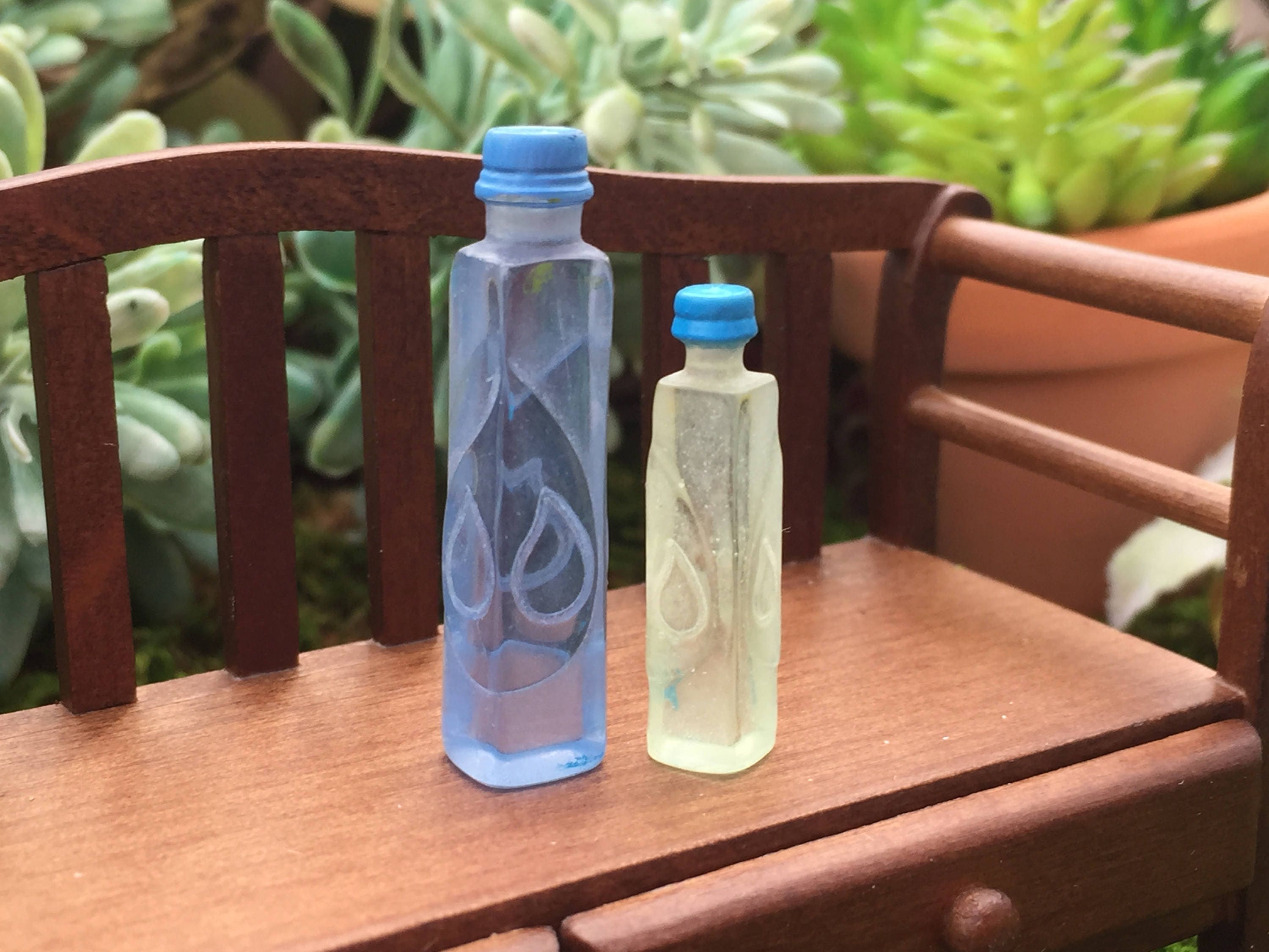 2pcs Bottle Water Drinking Miniature DollHouse 1:12 Accessory Collection Deco G4 