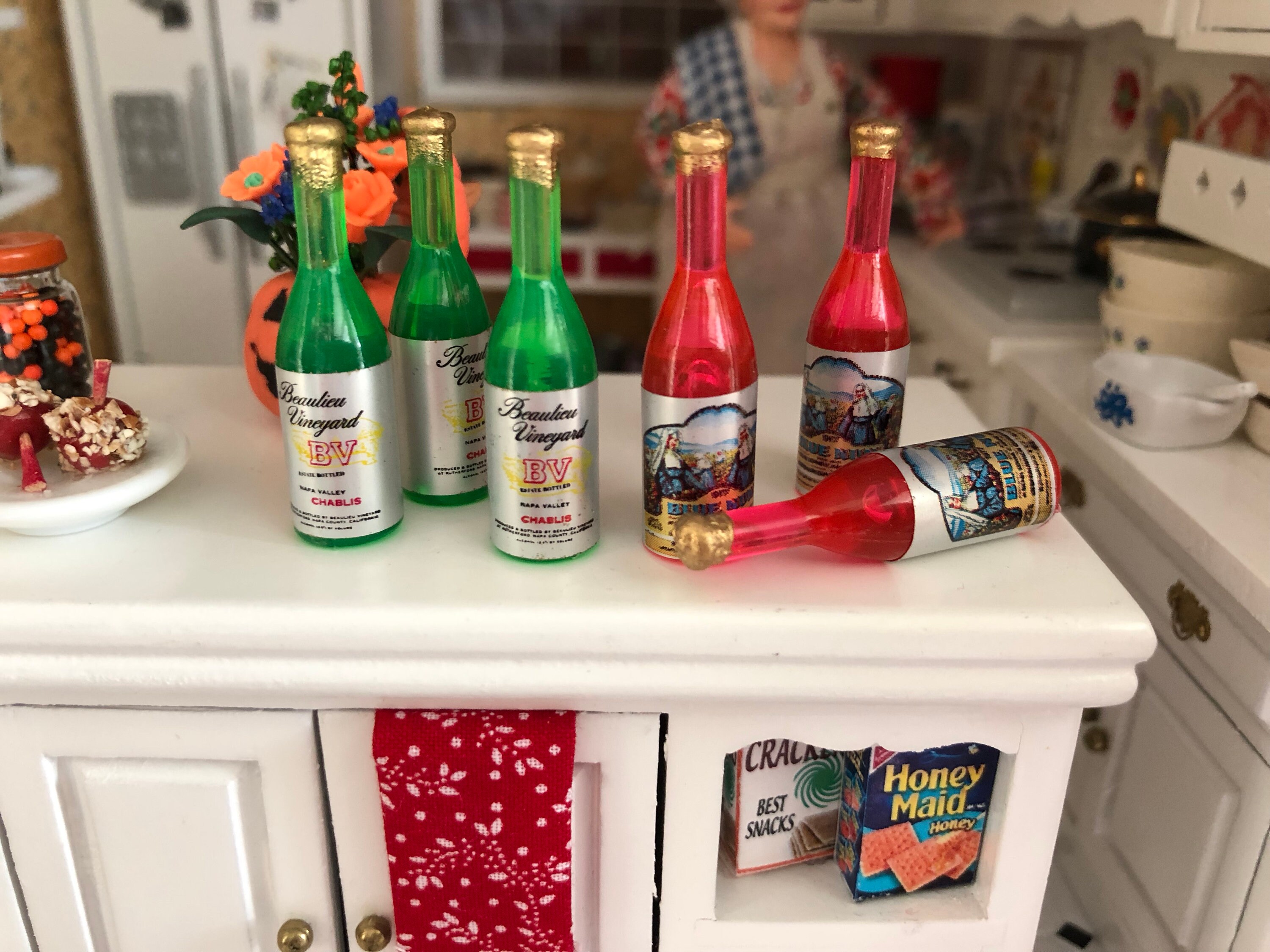 Miniature Wine Bottles, 6 Piece Set, Dollhouse Miniatures, 112 Scale