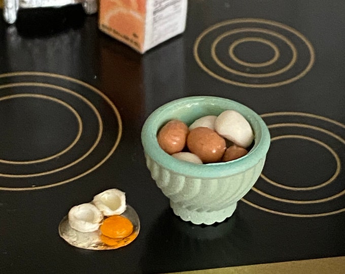 Miniature Eggs in Bowl and Cracked Egg Set, Mini Filled Egg Bowl Dollhouse Miniature, 1:12 Scale, Dollhouse Food, Accessory, Decor