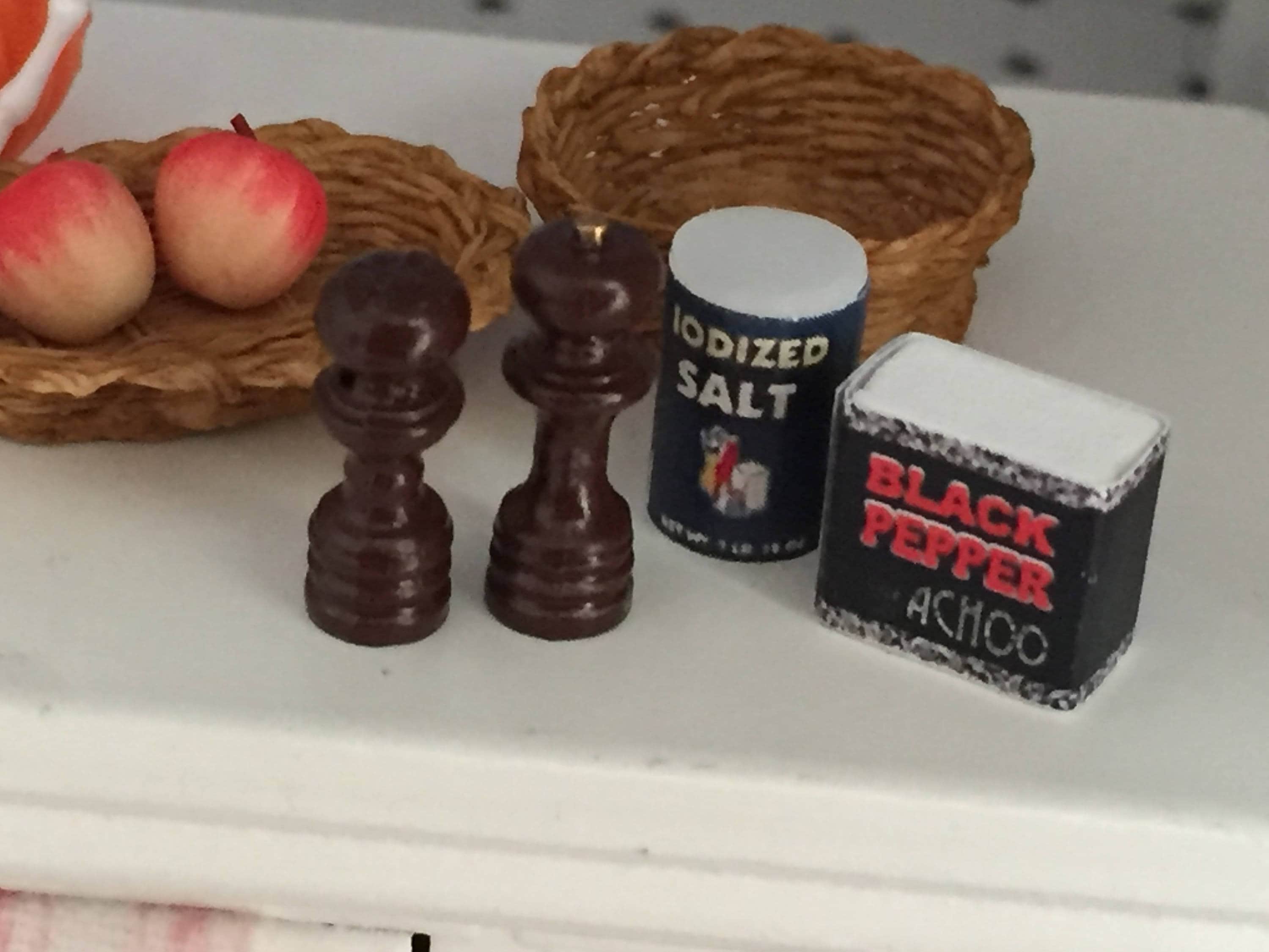 Miniature Salt Shaker and Pepper Mill Grinder, Dollhouse Miniatures, 1