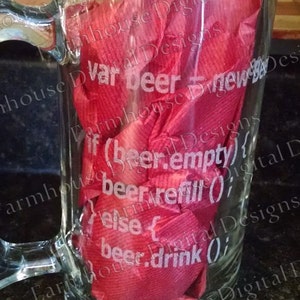 Może przedstawiać: Szklany kufel do piwa z przezroczystego szkła z czerwoną serwetką z tkaniny w środku. Kufel jest grawerowany tekstem "War beer Brew" i kodem, który wydaje się być funkcją do napełniania i picia piwa.