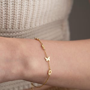 Pulsera con inicial personalizada, pulsera de mariposa, joyería personalizada, pulsera con letra de mariposa, regalo personalizado, joyería delicada, regalo de San Valentín