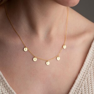 Collar de disco personalizado, collar con nombre, collar personalizado, colgante con letra, joyería significativa, joyería minimalista, regalo para mamá