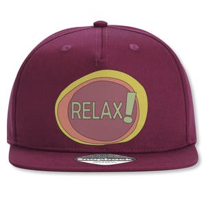 Könnte beinhalten: Burgunderfarbene Baseballkappe mit flachem Schirm. Die Kappe hat ein kreisförmiges Design mit dem Wort "RELAX" in hellgrüner Schrift, umgeben von einem gelb-rosa Rand. Die Kappe ist einfarbig.