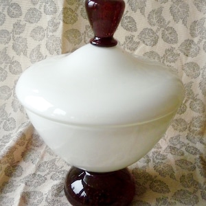 Vintage Opaline Glas Kompott weiß bedeckt Pedestle