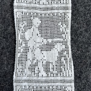 Vintage Filet Net Lace Insert Trim Lot Figuraler Jäger mit Hund Set von 12 oder 10