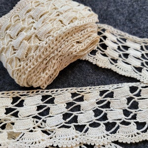 Vintage Hand Knitted Lace Trim Scalloped 2 1/2&quot; wide Edging 4 yards ecru