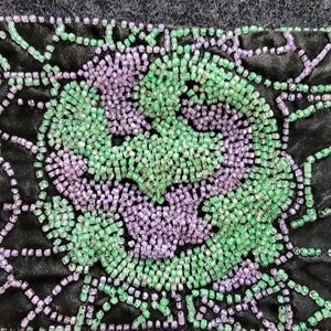 Adorno de cuentas vintage hecho a mano, forrado, adorno de cuentas Art Deco, cuentas de vidrio moradas y verdes de 4 x 36