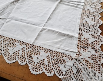 Vintage English Tea Cloth Tablecloth Hand Filet Crochet Lace Daffodils Floral 1915 56&quot; square