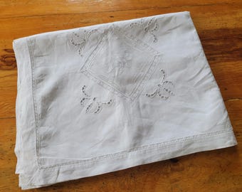 ヴィンテージリネンテーブルクロス（ハンドフィレレースと刺繍入り