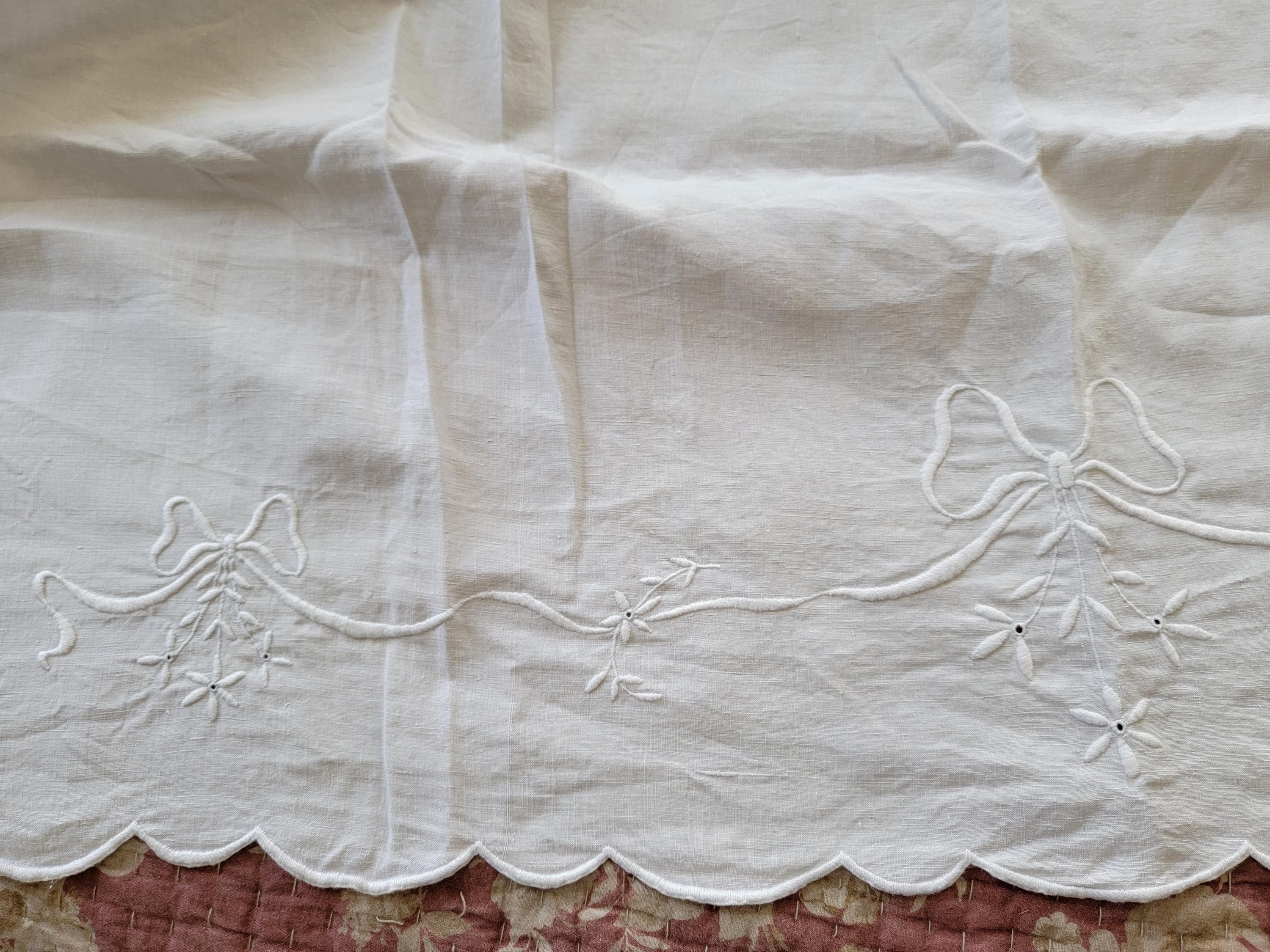 アンティーク手刺繍リネンベッドシーツ：モノグラムスカラップエッジ