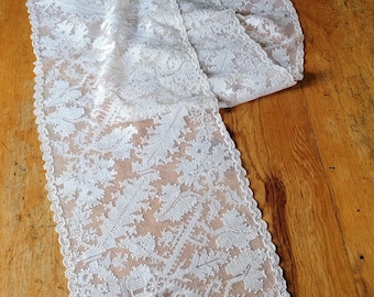 1930年代のヴィンテージ手編みフィレレース刺繍ランナー：長さ9