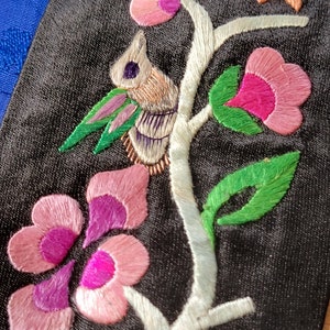 Antik 1910 Hand bestickt Asiatisch Seidenzierstoff VÖGEL Floral PAAR 55 x 5 cm rosa blau